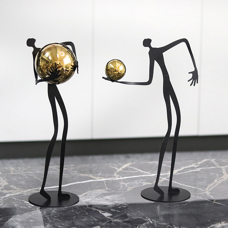 Art Craft Hotel - Ornamen Logam Karakter Memegang Bola Seni